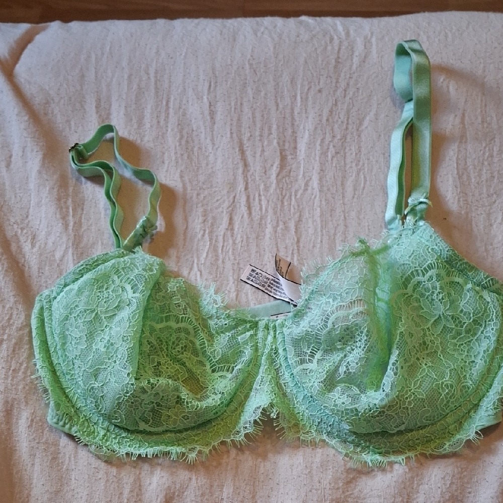 Elegant Lace Underwire Bra in Light Green